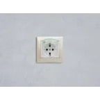 VALENA Розетка с заземлением с крышкой со шторками белая