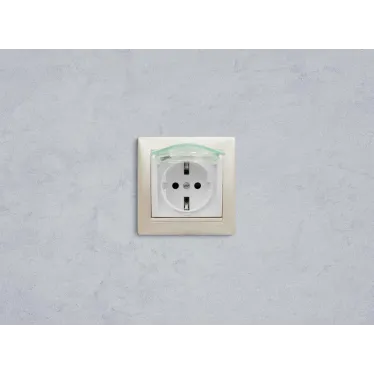 VALENA Розетка с заземлением с крышкой со шторками белая