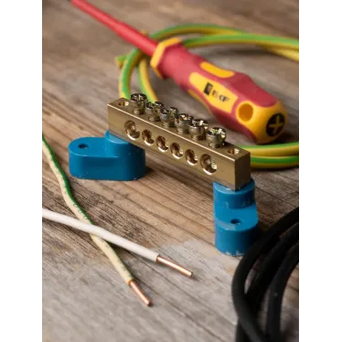 Шина 0 N 8х12мм 6 отверстий латунь 2 синих угловых изолятора PROxima