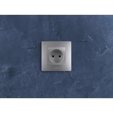 ETIKA Розетка без заземления со шторками алюминий винтовые зажимы