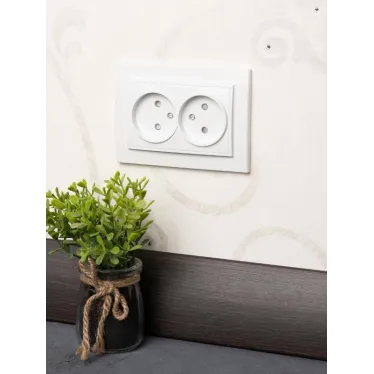 Розетка Минск 2-местная СП без заземления 10А белая защитные шторки