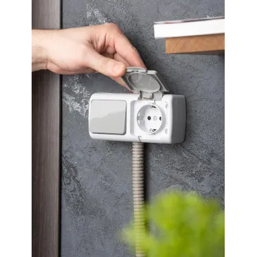 Блок розетка Мурманск 1-м 16А с заземлением с крышкой + одноклавишный выключатель IP54 серый