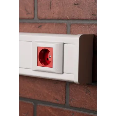 Розетка 45х45 PRO, с заземлением, красная , 45 град