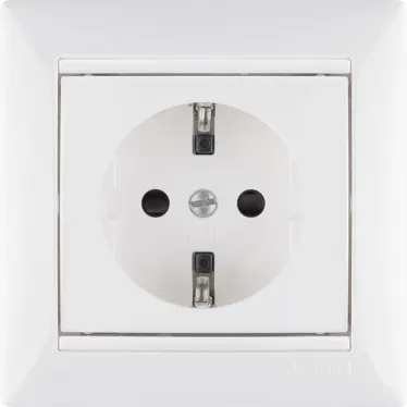 VALENA Розетка с заземлением со шторками в рамку белая
