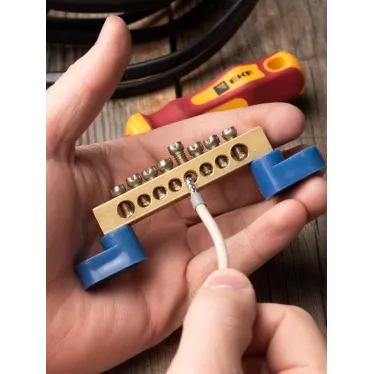 Шина нулевая 8х12 мм 125А 8 отверстий 2 изолятора стойка латунь