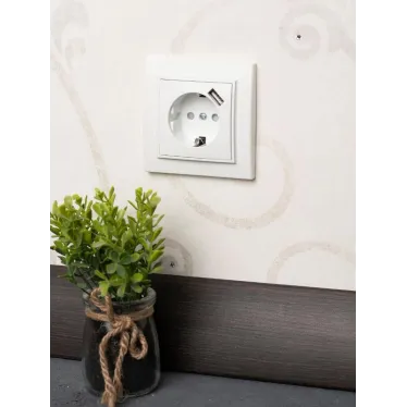 Розетка 1-местная СП с/з Минск 16А белая с защитными шторками с USB