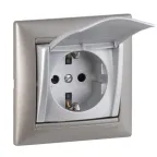 VALENA Розетка с заземлением без шторок с крышкой алюминий