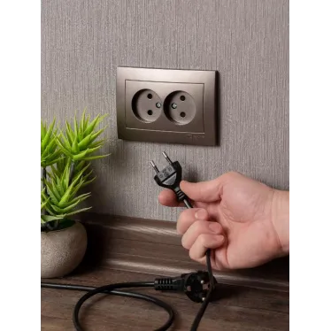 Валенсия лицевая панель розетка 2-местной б/з 10А графит с защ. штор.