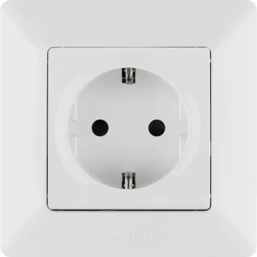 Valena LIFE Розетка силовая 2К+З 16А 250В со шторками безвинтовые зажимы с лицевой панелью белая