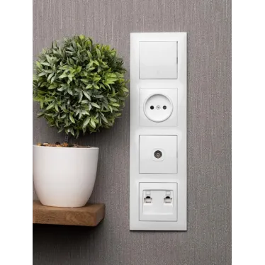 Валенсия рамка 4-местная белая