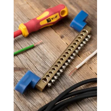 Шина 0 N (6х9мм) 16 отверстий латунь 2 синих угловых изолятора PROxima