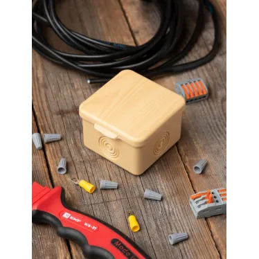 Коробка распаячная КМР-030-037 пылевлагозащищенная без мембранных вводов (73х73х49) светлое дерево PROxima