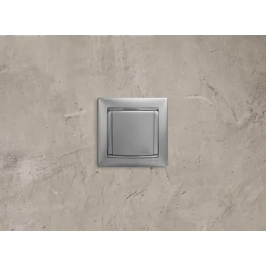 VALENA Розетка с заземлением без шторок с крышкой алюминий