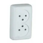 Розетка двойная наружная с изоляционной пластиной белая
