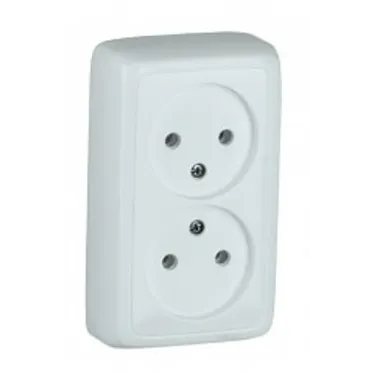 Розетка двойная наружная с изоляционной пластиной белая