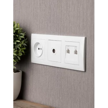 Валенсия рамка 3-местная белая