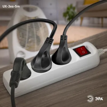Удлинитель электрический с заземлением с выключателем 3 розетки 5м ПВС 3x0,75мм2 10А UX-3es-5m ЭРА