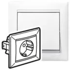 VALENA Розетка с заземлением в сборе винтовые зажимы белая