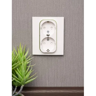 Стокгольм Рамка для розетки 2-местная белая с линией цвета зеленый