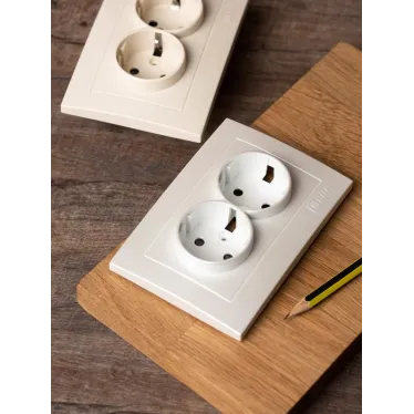 Валенсия лицевая панель розетки 2-местной с/з 16А жемчуг с защ. штор.