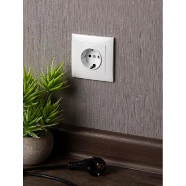 Валенсия розетка 1-местная с/з 16А белая с защ. штор.