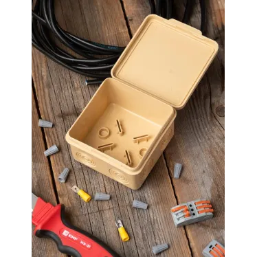 Коробка распаячная КМР-030-035 пылевлагозащищенная без мембранных вводов (88х88х54) светлое дерево PROxima