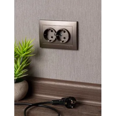 Валенсия лицевая панель розетки 2-местной с/з 16А графит с защ. штор.