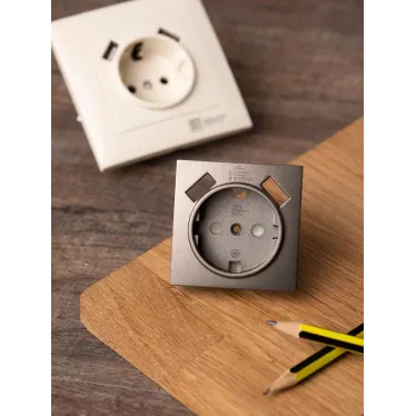 Валенсия лицевая панель розетки 1-местной с/з 16А графит с защ. штор. с 2 USB 2,1А