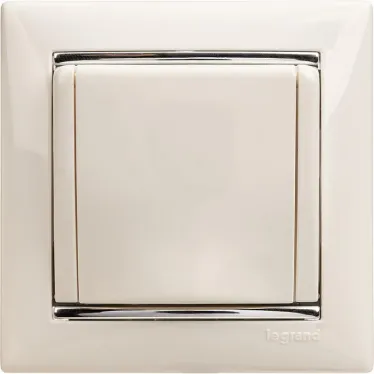 VALENA Розетка с заземлением в рамку с крышкой белая