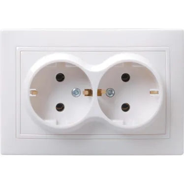 КВАРТА Розетка двойная с заземлением без шторок белая в сборе