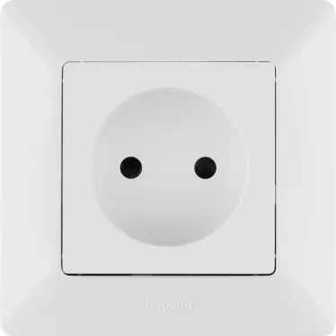 Valena LIFE Розетка силовая 2К 16А 250В c лицевой панелью белая со шторками безвинтовые зажимы