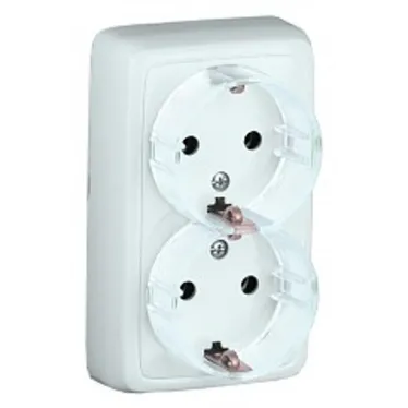 Розетка двойная наружная с заземлением с изоляционной пластиной белая (стакан)