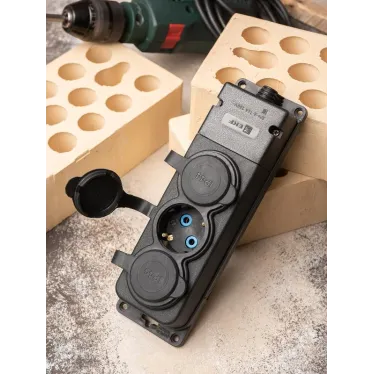 Роз. трехмест. с защит. крышками каучуковая 230В 2P+PE 16A IP44 DIY