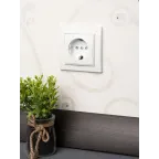 Розетка Минск одноместная СП с заземлением 16А белая защитные шторки