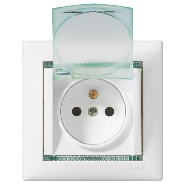 VALENA Розетка с заземлением с крышкой со шторками белая