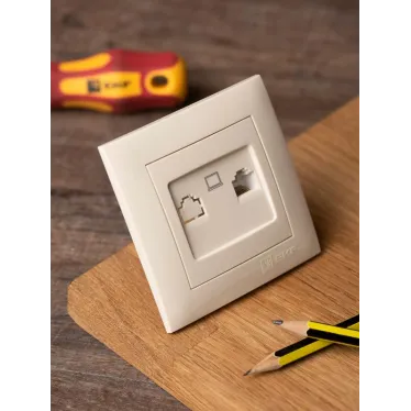 Валенсия розетка компьютерная RJ-45 1-местная кремовая