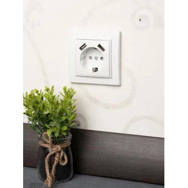 Розетка Минск 1-местная СП с заземлением и крышкой 16А белая защитные шторки