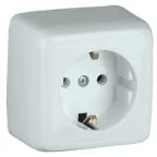 Розетка наружная с заземлением с изоляционной пластиной белая