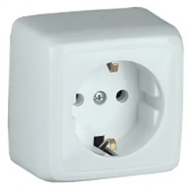 Розетка наружная с заземлением с изоляционной пластиной белая