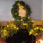 Еловый шлейф с ягодами и гирляндой 1.8 м, 30 LED, 31 В, литой, теплое белое свечение | 307-113 | NEON-NIGHT