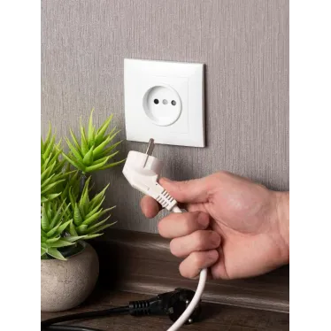 Валенсия розетка 1-местная б/з 10А белая с защ. штор.