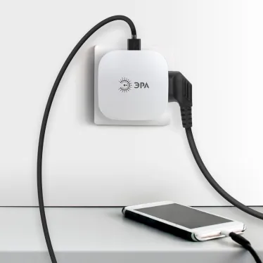 Тройник 3гн 220V + 2xUSB 2000mA, c заземл, со шт (белый) (6/36/864) SP-3e-USB-2A