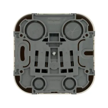 Quteo Розетка с заземлением со шторками наружная бежевая