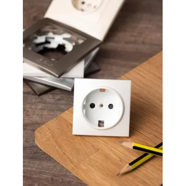 Валенсия лицевая панель розетки 1-местной с/з 16А жемчуг с защ. штор.