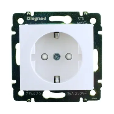 VALENA Розетка с заземлением со шторками в рамку белая