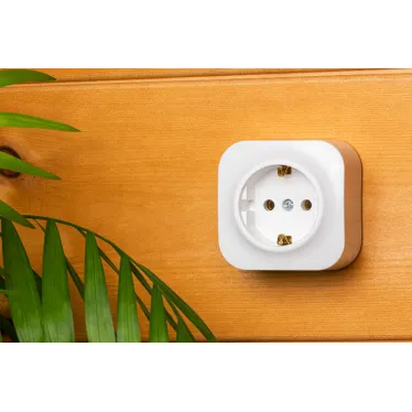 Quteo Розетка с заземлением без шторок наружная белая