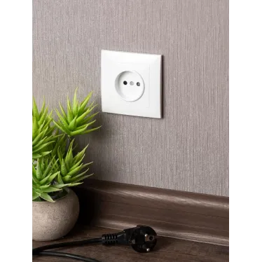 Валенсия розетка 1-местная б/з 10А белая с защ. штор.