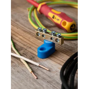 Шина 0 N 6х9мм 4 отверстия латунь синий угловой изолятор PROxima