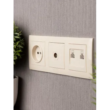 Валенсия рамка 3-местная кремовая