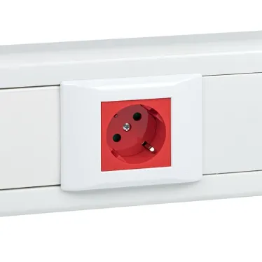 Розетка 45х45 PRO, с заземлением, красная , 45 град